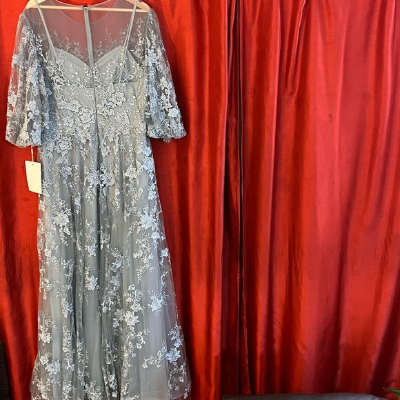 🆕MacDuggal Embroidered Illusion Puff Sleeve Gown|Size 14|$798 Retail|Minor Flaw - Picture 5 of 16